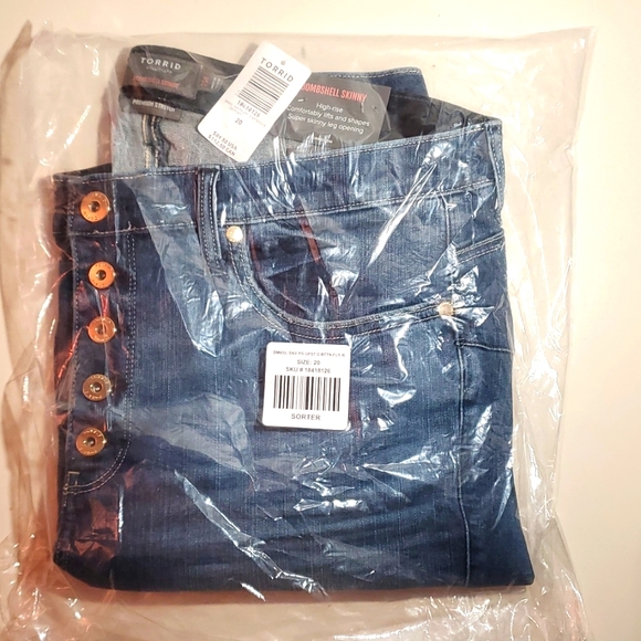 ❤️NWT VINTAGE TORRID JEANS - BOMBSHELL SKINNY - HIGH RISE - DISTRESSED PLUS SIZE - Picture 10 of 16